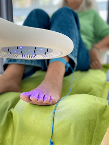 Eine Kundin bekommt Kaltplasma-Behandlung.